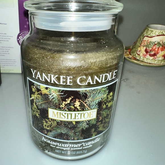 LARGE YANKEE CANDLE MISTLETOE